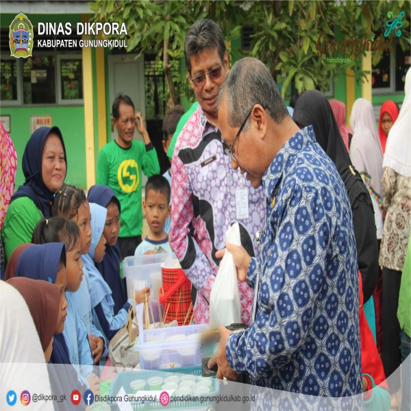 Gambar BAZAR PRODUK JAJANAN DI SDN BANYUBENING III KARANGMOJO