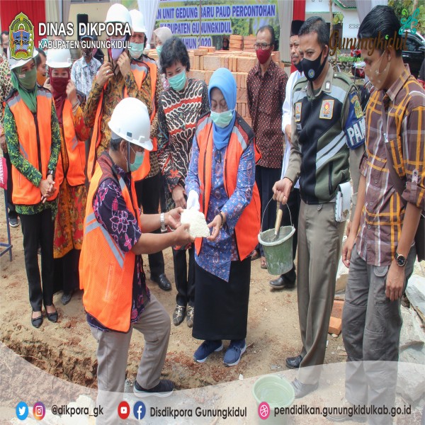 Gambar PELETAKKAN BATU PERTAMA PADA PEMBANGUNAN PAUD PERCONTOHAN