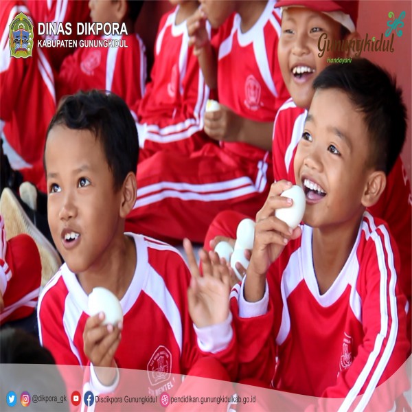 Gambar PEMBAGIAN TELUR UNTUK PENINGKATAN GIZI ANAK SEKOLAH