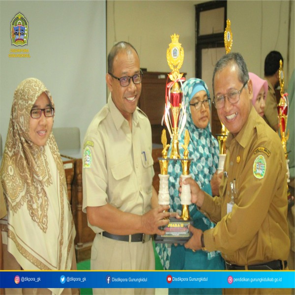 Gambar PENYERAHAN BEASISWA SISWA BAKAT BERPRESTASI SD DARI BANK DAERAH GUNUNGKIDUL (BDG) DAN PENYERAHAN SERTIFIKAT PIALA LOMBA BUDAYA MUTU (LBM) DAN LOMBA GUGUS