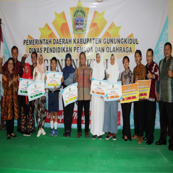 Gambar PENYERAHAN PENGHARGAAN GUNUNGKIDUL AWARD KEPADA PELAJAR DAN PEMUDA BERPRESTASI KABUPATEN GUNUNGKIDUL TAHUN 2017