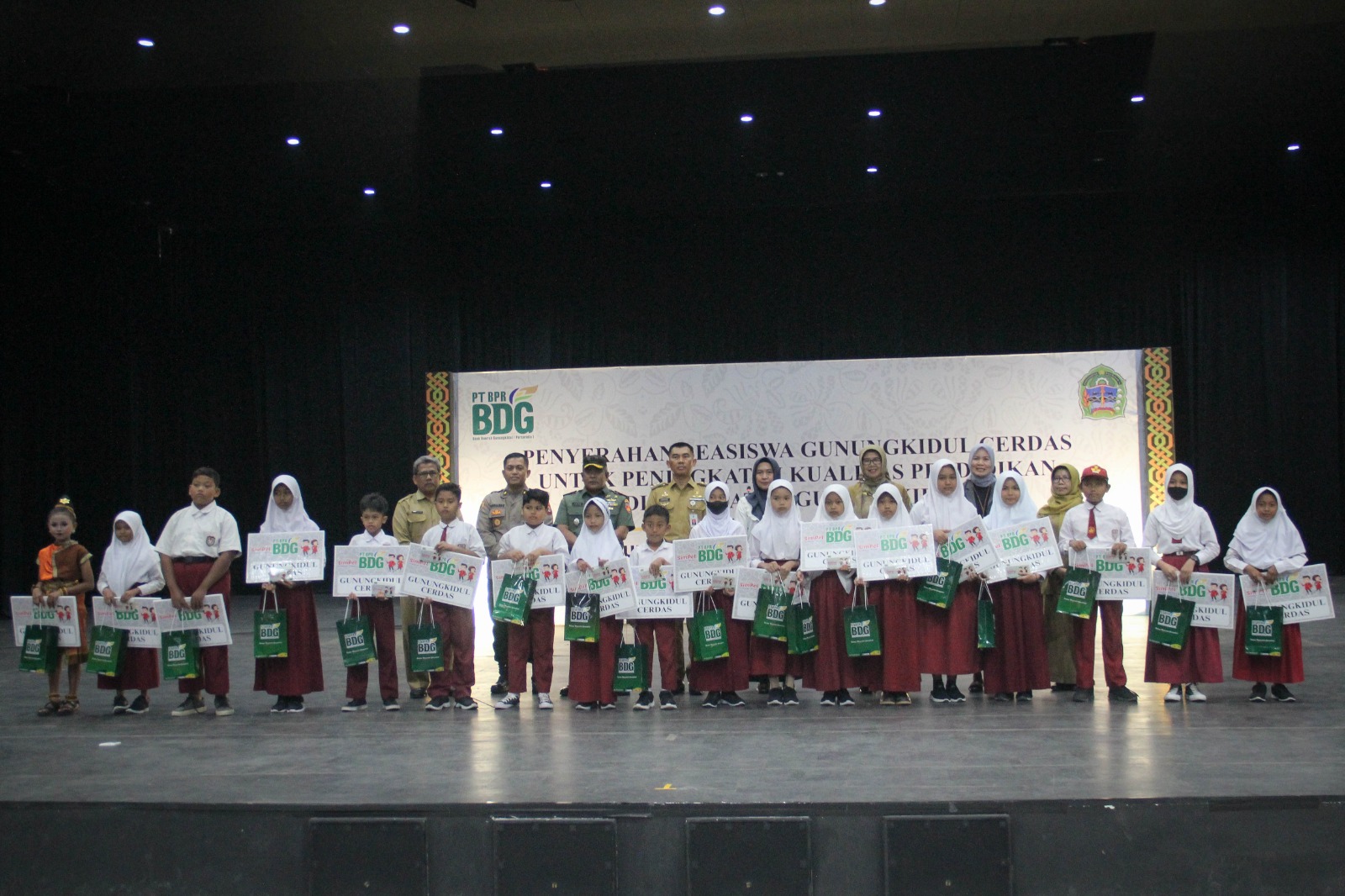 Gambar PENYERAHAN BEASISWA GUNUNGKIDUL CERDAS UNTUK PENINGKATAN KUALITAS PENDIDIKAN DI KABUPATEN GUNUNGKIDUL