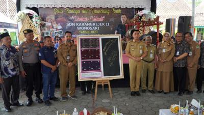 Gambar Batik Umbar Udadi Karya Siswa SD Karangrejek 2 Di Launching Bupati Sunaryanta