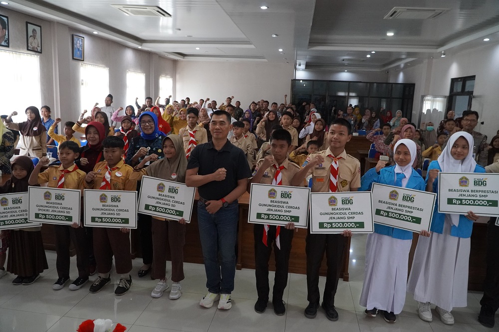 Gambar Bupati Simbolis Serahkan Bantuan Beasiswa dan Pendidikan Cerdas Bagi Siswa Jenjang PAUD, SD, SMP Hingga Jenjang Pendidikan Kesetaraan.