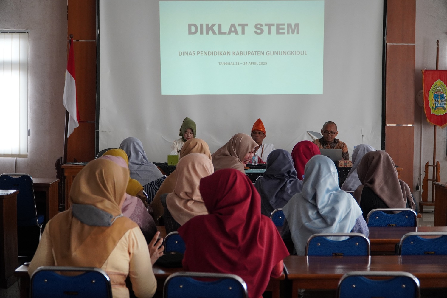 Pelatihan Pembelajaran STEM (Science, Technology, Engineering, and Mathematics)