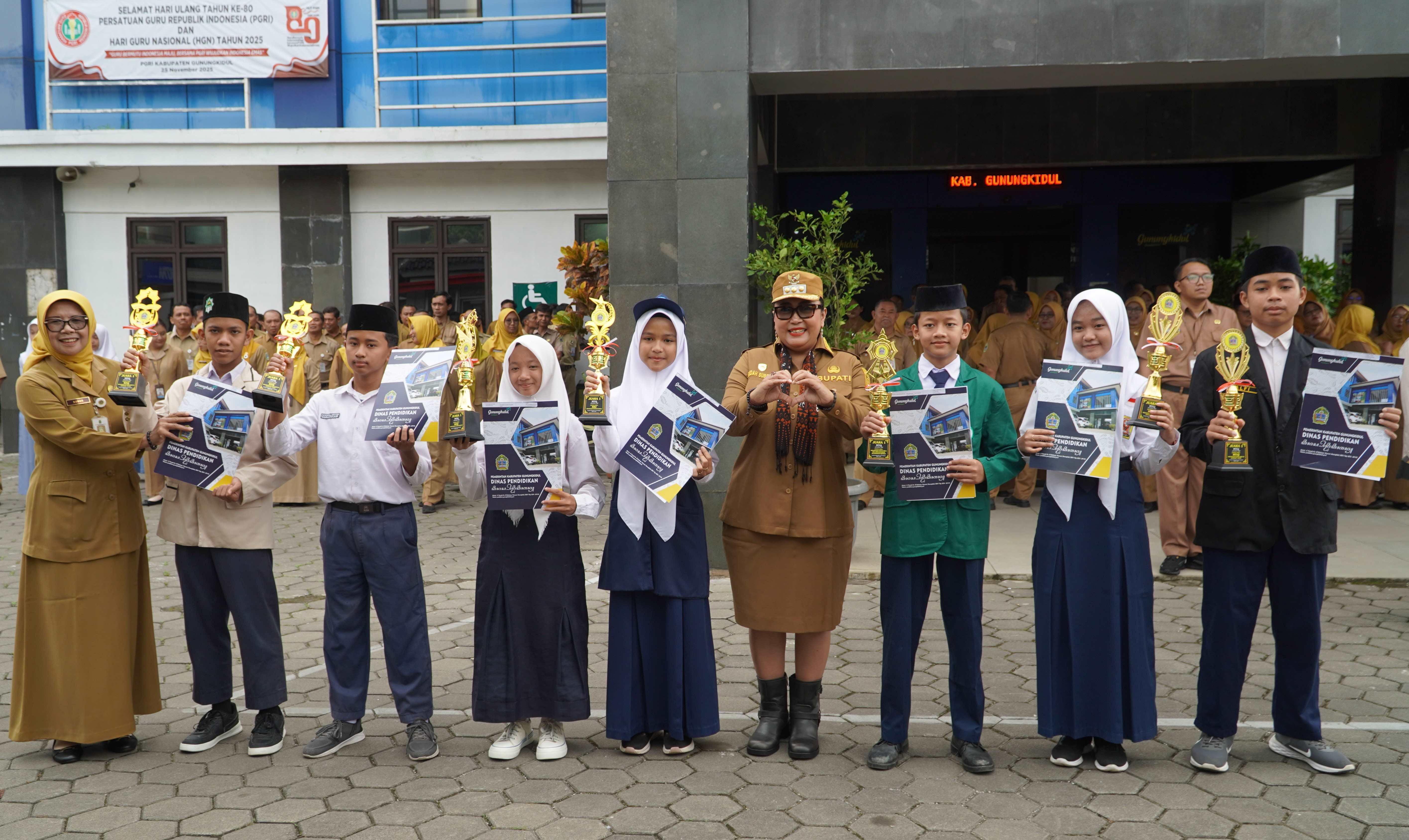 Bupati Gunungkidul: Masa Depan Daerah Dipertaruhkan di Tangan Pendidik, Program Bocah Pinter di Dukung Anggaran 1 Miliar Rupiah Lebih Untuk Bantuan Pendidikan