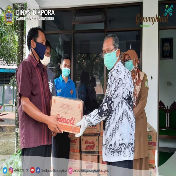 Gambar PENGURUS PERSATUAN GURU REPUBLIK INDONESIA (PGRI) KABUPATEN GUNUNGKIDUL MEMBERIKAN BANTUAN KEPADA WARGA RT 10 DUSUN GADUNGSARI