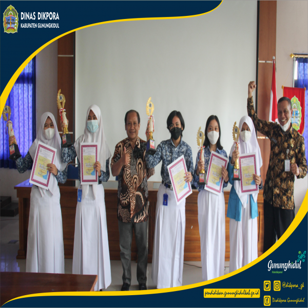 Gambar Penyerahan Trophy dan Sertifikat pemenang lomba Olimpiade Sains Nasional (OSN) dan Festival Lomba Seni Nasional (FLSSN) Jenjang SMP Tingkat Kabupaten