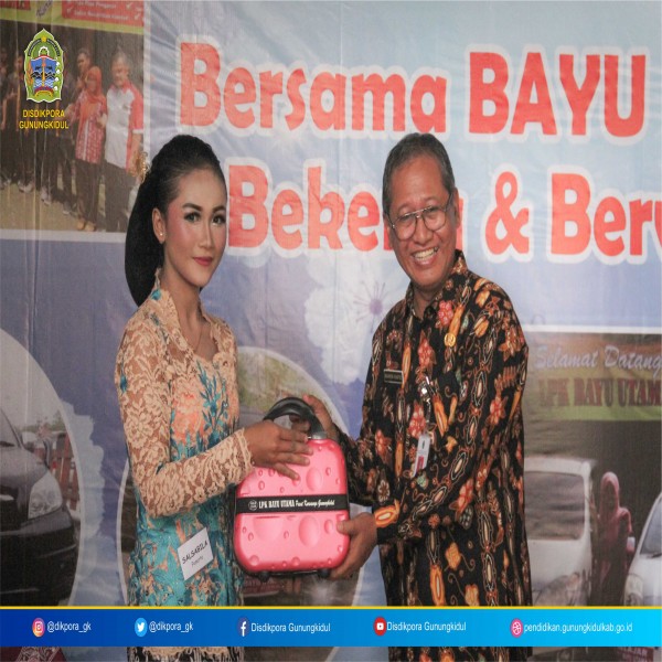 Gambar KEPALA DINAS DIKPORA GUNUNGKIDUL MENGHADIRI GELAR KARYA PESERTA DIDIK KURSUS MAKE UP ARTIS (MUA) DAN TASYAKURAN 12 TAHUN BAYU UTAMA BERKARYA