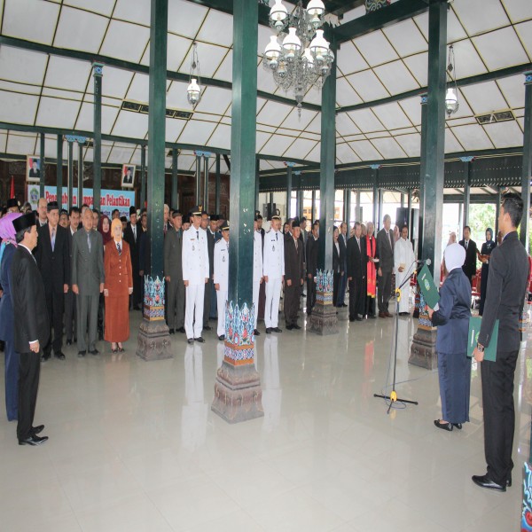 Gambar Bupati Gunungkidul, Hj. Badingah  melantik 167 pejabat pemerintahan