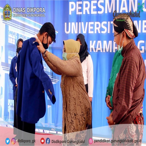 Gambar KEPALA DINAS DIKPORA GUNUNGKIDUL MENDAMPINGI BUPATI GUNUNGKIDUL PENYEMATAN ALMAMATER KE MAHASISWA UNY