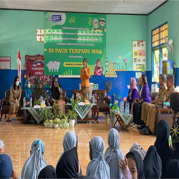 Gambar Pembiasaan Gosok Gigi dan Pemberian Makanan Tambahan Anak Sekolah