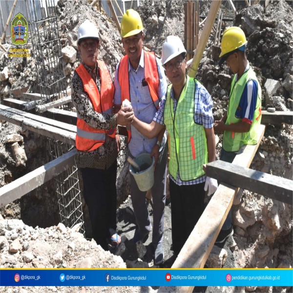 Gambar PELETAKAN BATU PERTAMA PEMBANGUNAN RUANG PRAKTEK SKB GUNUNGKIDUL