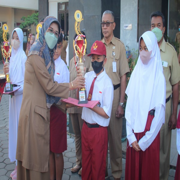 Gambar Siswa-siswi SD pemenang lomba Festival Seni Siswa Nasional Tingkat Kabupaten Ikut Apel di Dinas Pendidikan