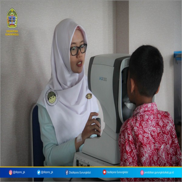 Gambar PEMERIKSAAN PENGLIHATAN KEPADA SISWA SD/MI SE KABUPATEN GUNUNGKIDUL