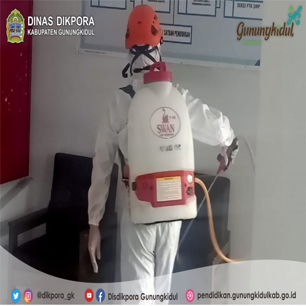 Gambar Penyemprotan Disinfektan di Lingkungan Kantor Dinas Dikpora Gunungkidul