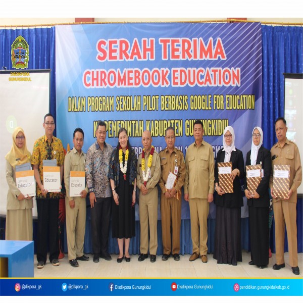 Gambar SERAH TERIMA CHROMEBOOK EDUCATION DALAM PROGRAM SEKOLAH PILOT BERBASIS GOOGLE FOR EDUCATION KE PEMERINTAH KABUPATEN GUNUNGKIDUL