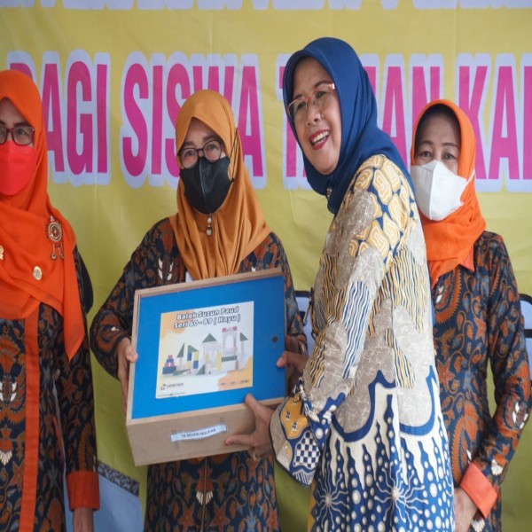 Gambar Penyerahan Alat Permainan Edukatif (APE) bagi Siswa Taman Kanak-kanak Negeri