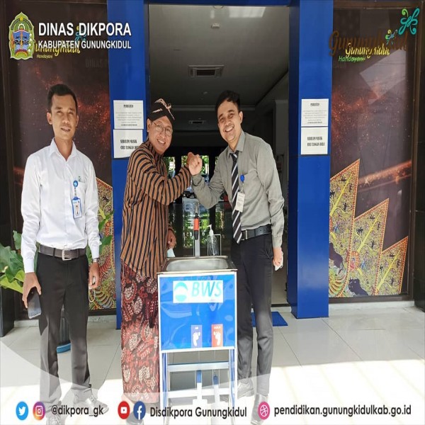 Gambar DISDIKPORA GUNUNGKIDUL MENERIMA BANTUAN WASTAFEL UNTUK CUCI TANGAN DARI BANK WOORI SAUDARA