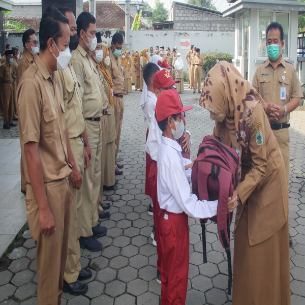 Gambar Mengawali Senin pagi Dinas Pendidikan Kabupaten Gunungkidul mengadakan apel yang dipimpin langsung oleh Kepala Dinas Pendidikan