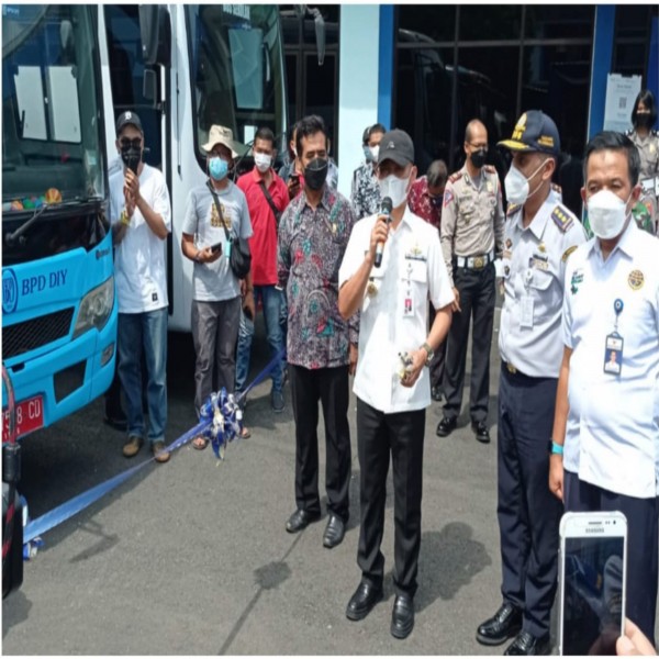 Gambar RESMI DILUNCURKAN BUPATI ANAK SEKOLAH DIHARAPKAN DAPAT BERSUKA CITA NAIK BUS SEKOLAH