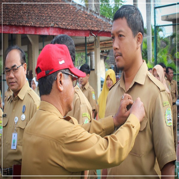 Gambar MENGAKHIRI TAHUN DENGAN APEL PAGI SEKALIGUS PENYERAHAN SATYALANCANA BAGI PNS DI LINGKUNGAN DISDIKPORA KABUPATEN GUNUNGKIDUL